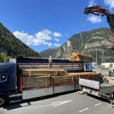 Le camion italien était chargé de bois, qui était mal assuré sur la remorque.